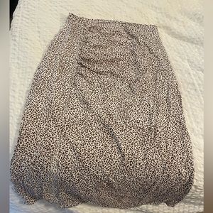 Skirt with slit in leg